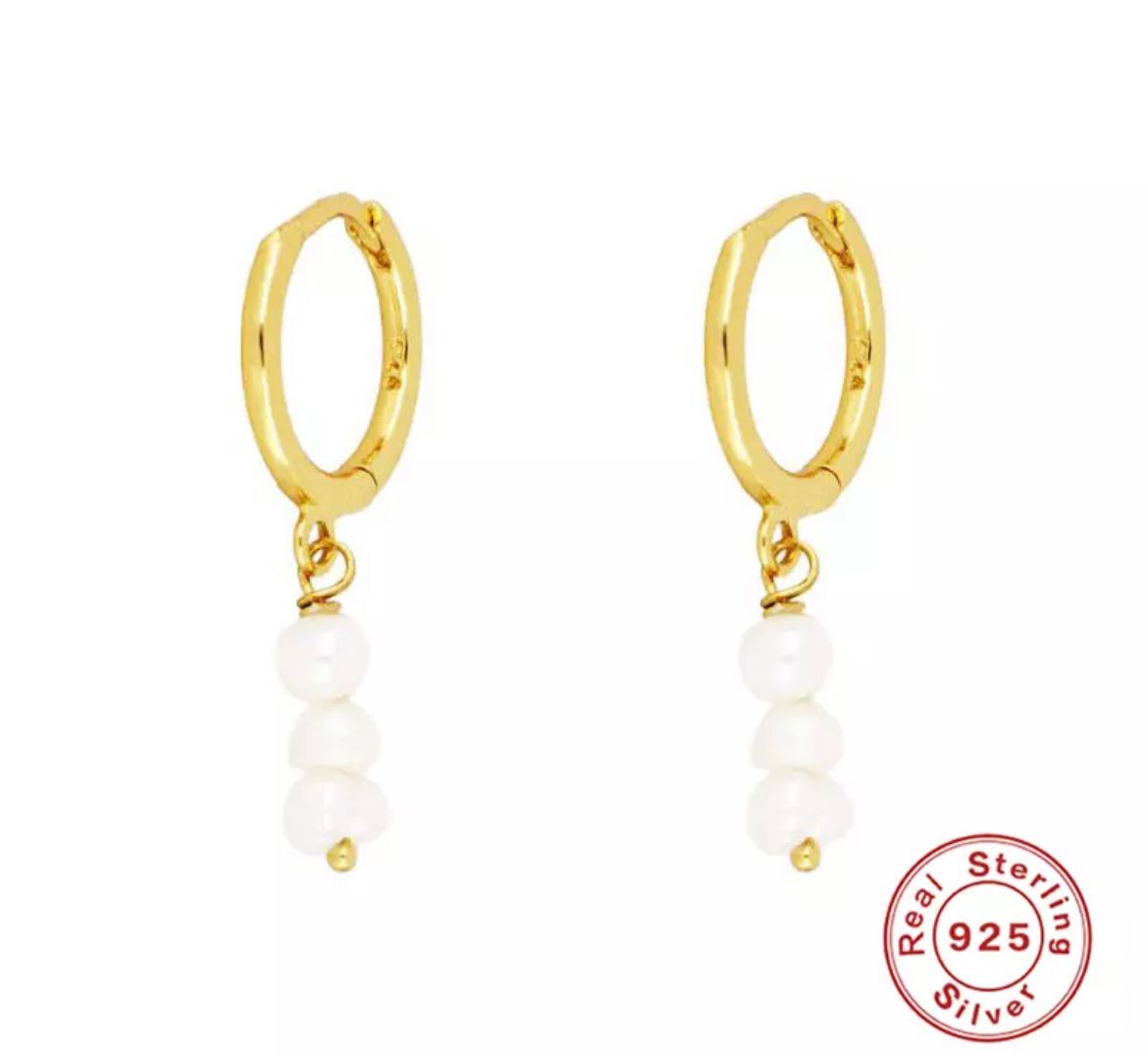 Gold pearl drop earring