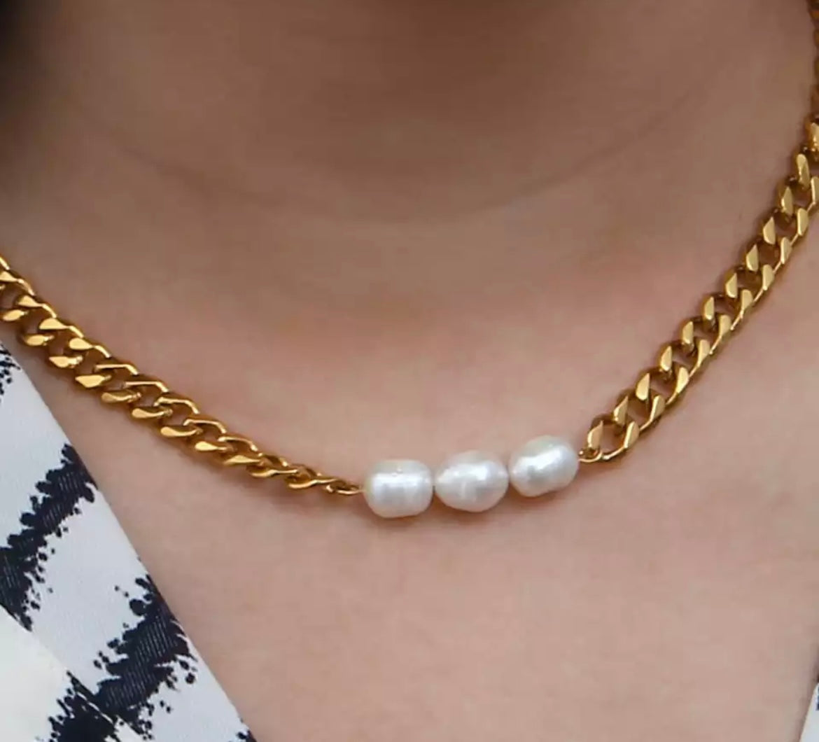 Pearl and gold chunky necklace